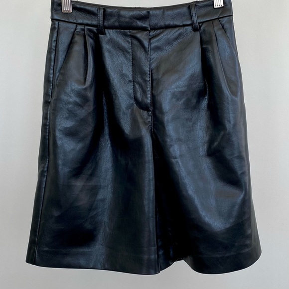 Aritzia Babaton Limerick high-waisted vegan leather shorts. 🖤 - Picture 6 of 9
